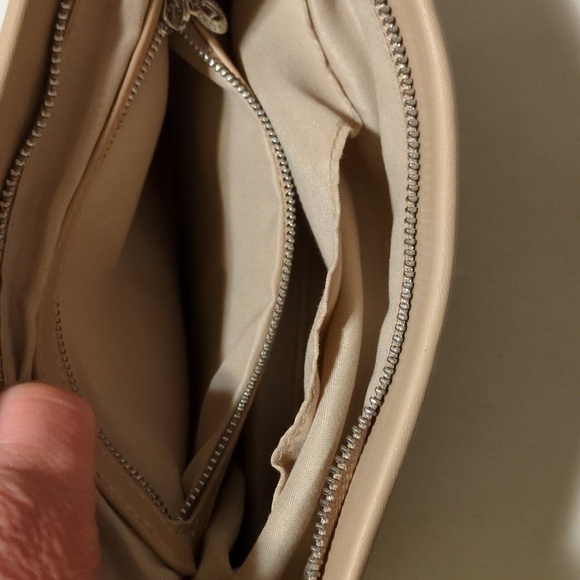 Upgrade Your Style with the Orlandi Valentino Crossbody Bag - Vegan Leather - Picture 14 of 14